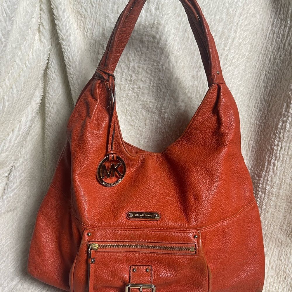 Michael Kors Leather Orange Austin Large shoulder Bag gold tone hardwares. - Picture 5 of 16